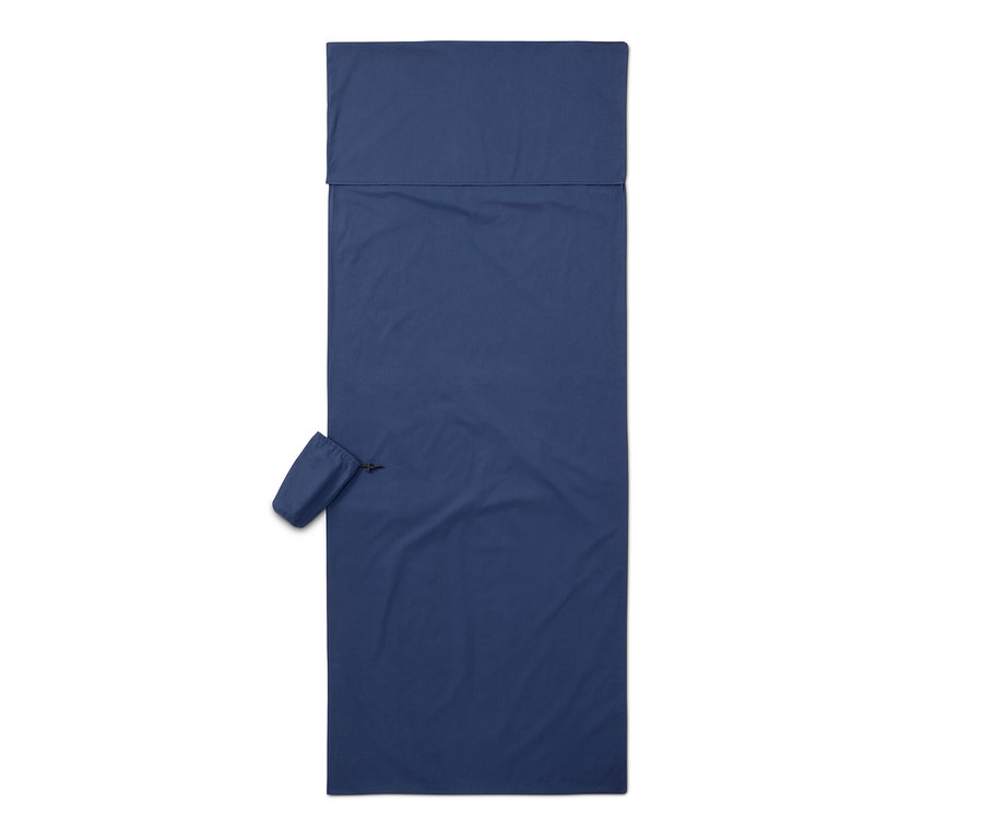 Niebieski wkład do śpiwora i jego opakowanie na białym tle.