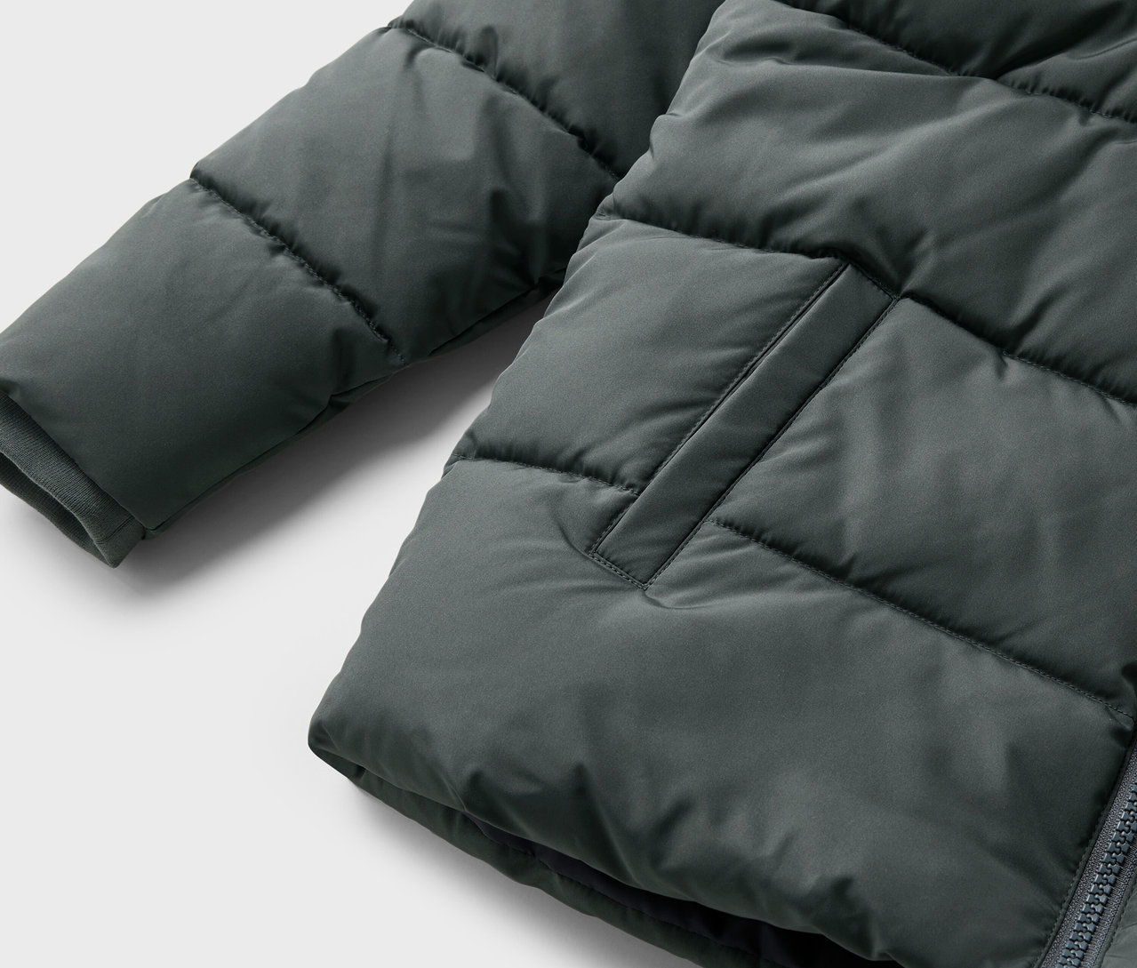 Zbliżenie na kurtkę termiczną dla dzieci.