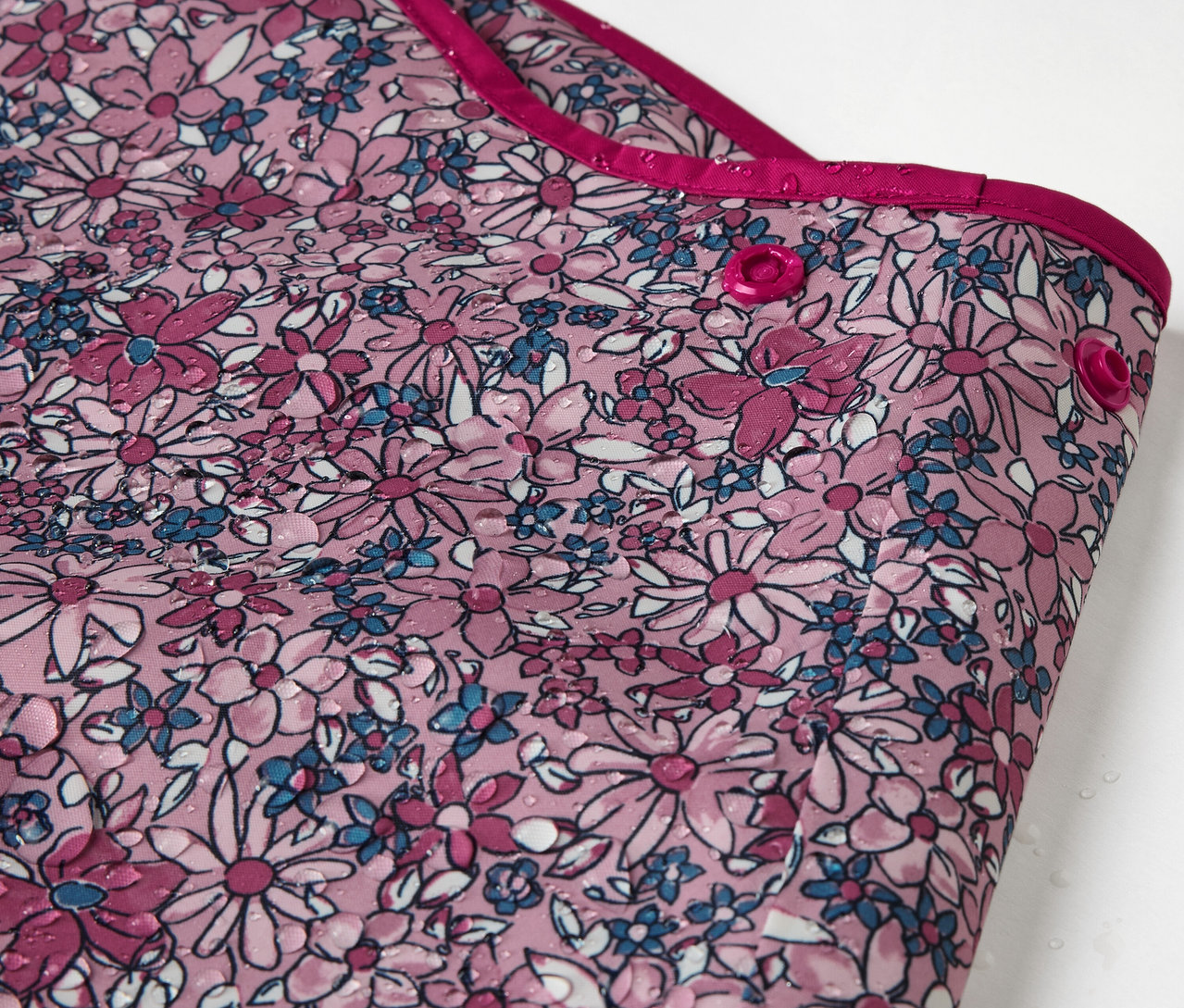 Zbliżenie na termoaktywne spodnie przeciwdeszczowe w kwiaty dla dzieci.