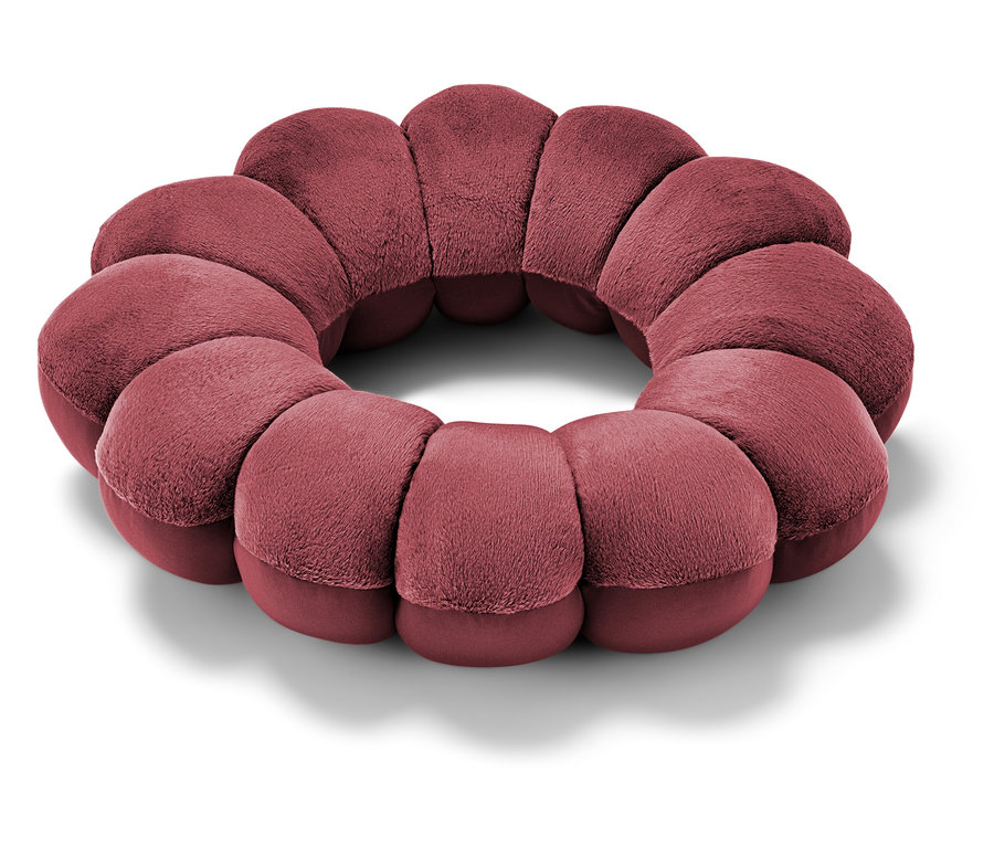 Zbliżenie bordowej poduszki w kształcie pierścienia.