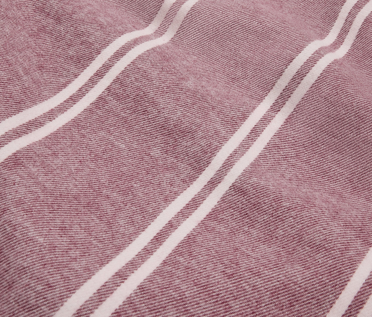 Zbliżenie na teksturę materiału w bordowe i białe paski.