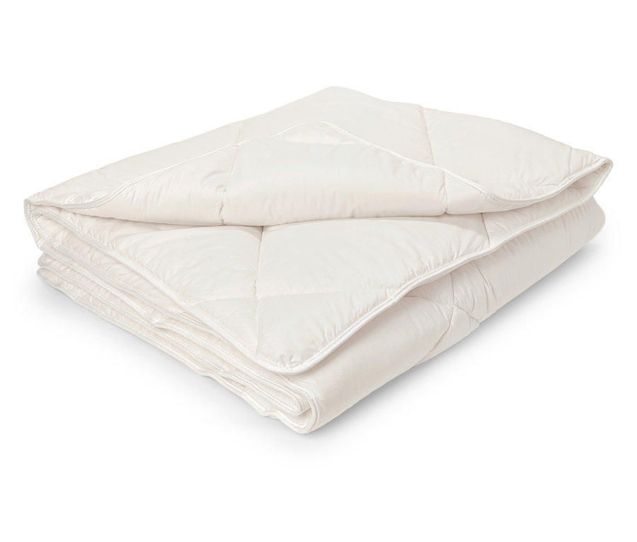 Złożona biała kołdra pikowana.