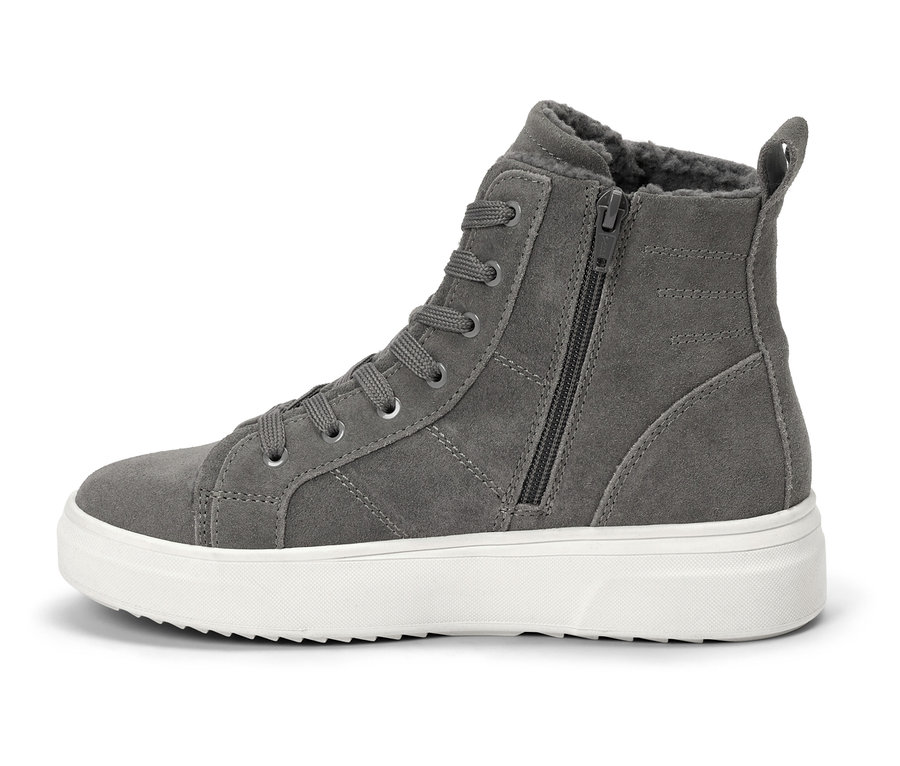 Szary sznurowany i zapinany na zamek błyskawiczny but sportowy na białej podeszwie.