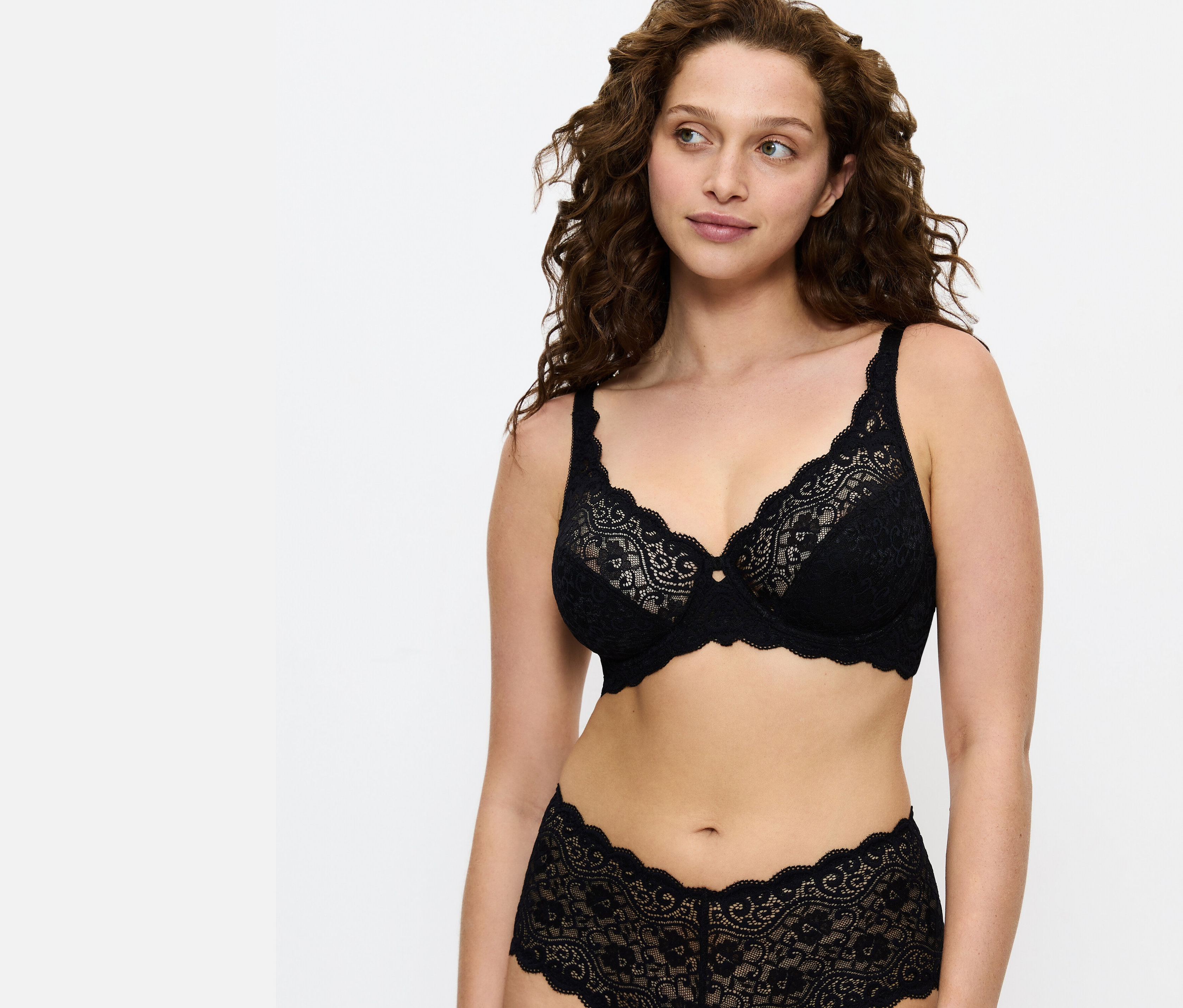 Kobieta ma na sobie czarny koronkowy biustonosz i majtki.