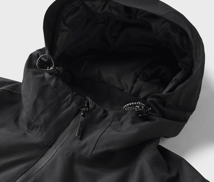 Zbliżenie na czarną kurtkę z kapturem i sznurkiem.