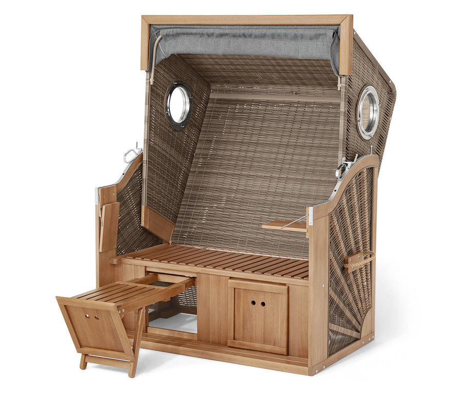 Wiklinowy kosz plażowy z drewnianą ramą, rozkładanym podnóżkiem i dwoma okienkami.