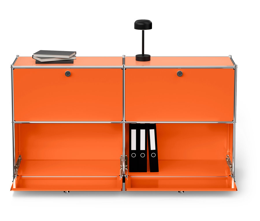 Pomarańczowa modułowa szafka z dwiema książkami na górze i trzema segregatorami w środku.