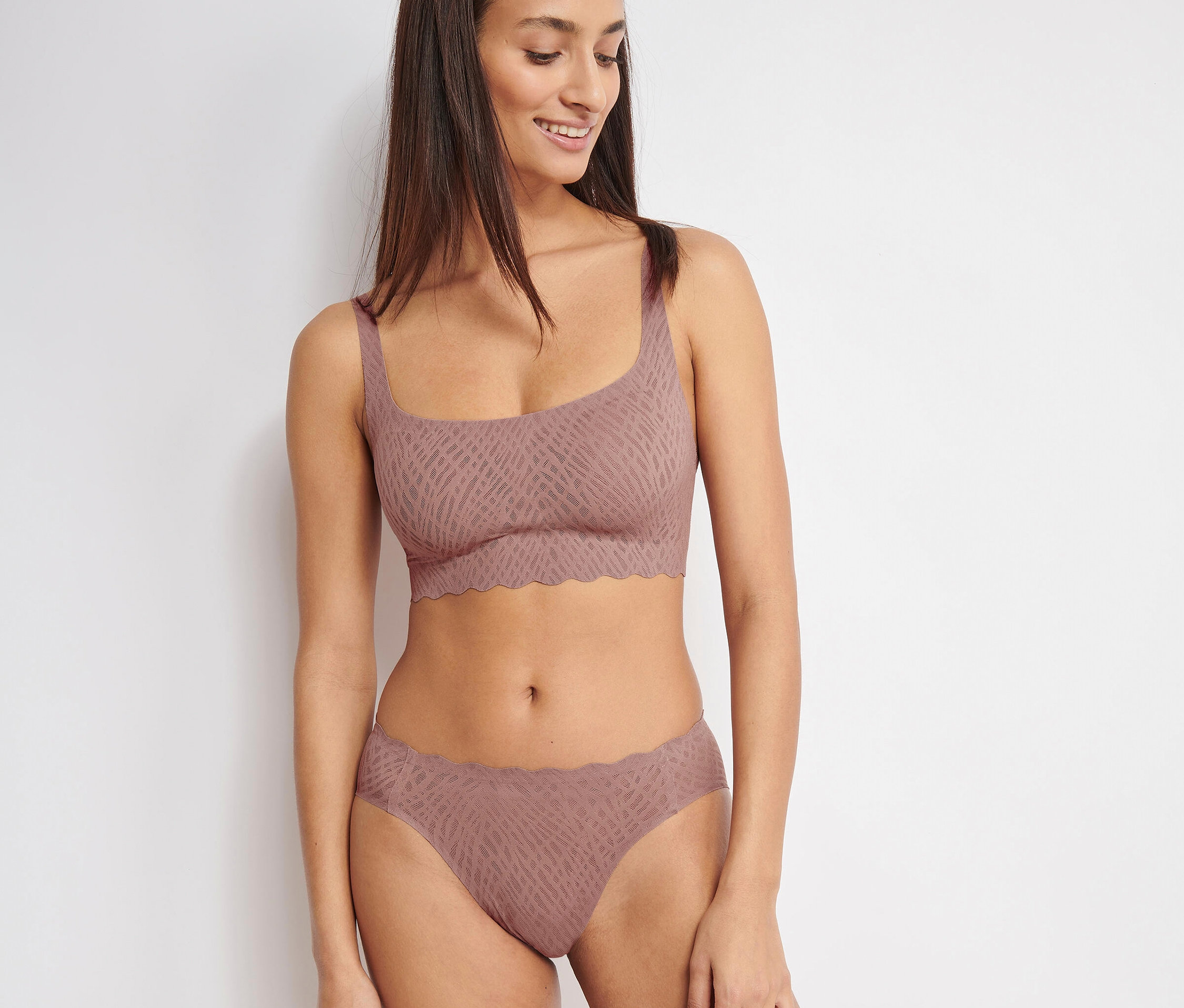 Kobieta ma na sobie top i figi sloggi ZERO Feel Bliss w kolorze kakao.