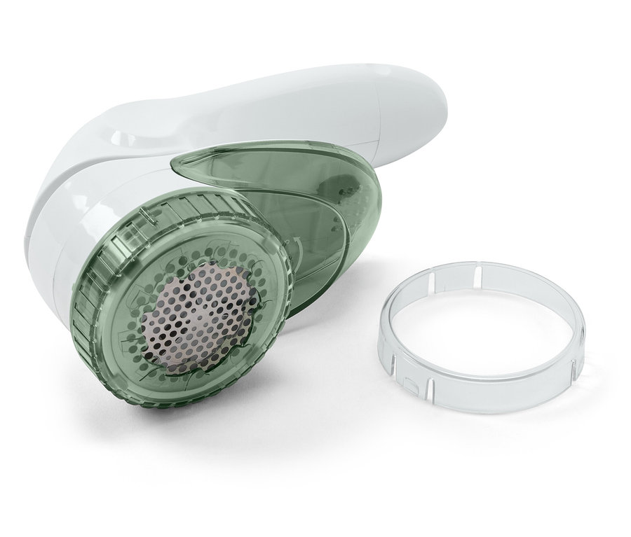 Biały odkurzacz do ubrań z przezroczystą zieloną końcówką i przezroczystym plastikowym pierścieniem na białym tle.