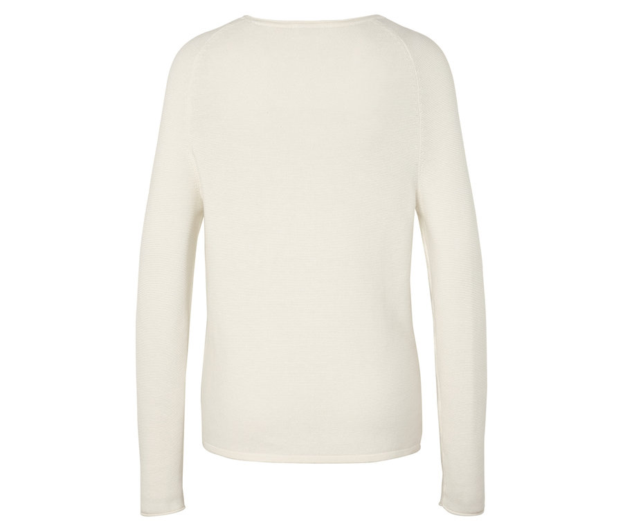 Widok z tyłu kremowego swetra z długim rękawem.