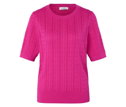 Różowy sweter z krótkim rękawem.