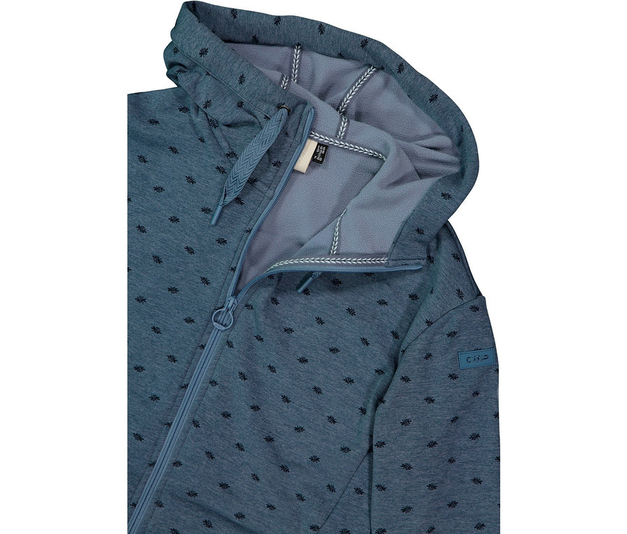 Zbliżenie częściowo rozpiętej, niebieskiej bluzy z kapturem CMP we wzory.