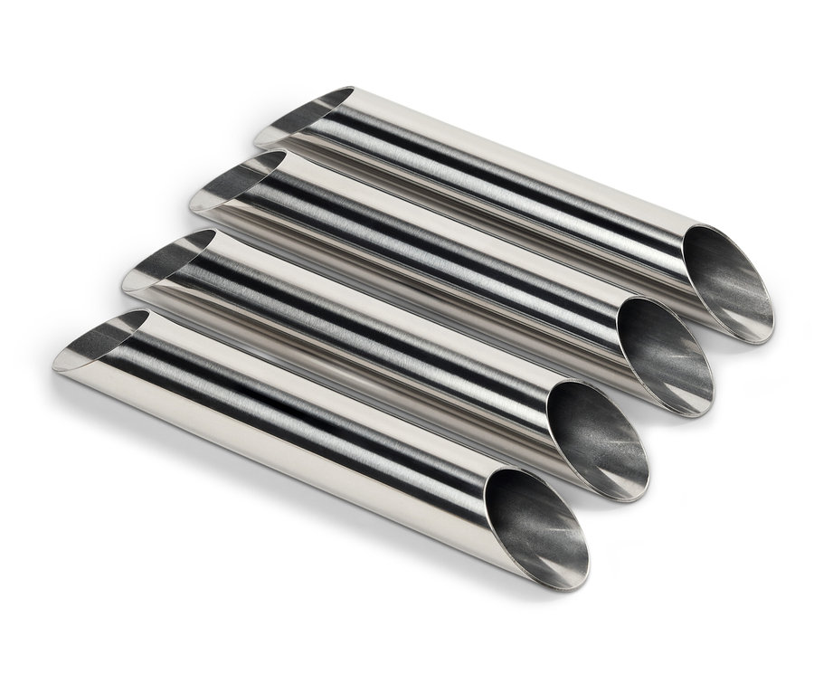 Cztery srebrne metalowe rurki leżą równolegle na białym tle.