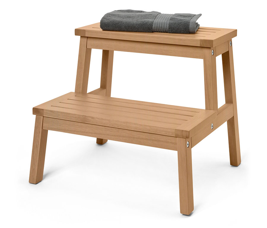 Drewniany taboret z dwoma stopniami, na górnym stopniu leży szary ręcznik.