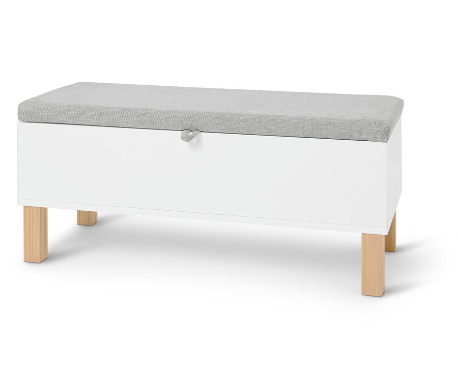 Biała ławka ze skrzynią i jasnoszarą poduszką na jasnym tle.