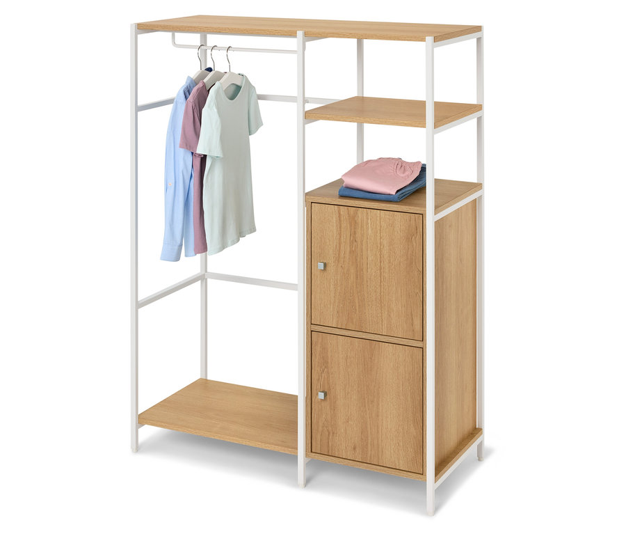 Wieszak na ubrania z jasnego drewna i białego metalu z wiszącymi ubraniami i złożonymi ubraniami na półce.