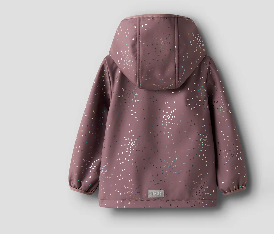 Widok z tyłu różowej kurtki softshell NAME IT z kapturem i kolorowymi serduszkami.