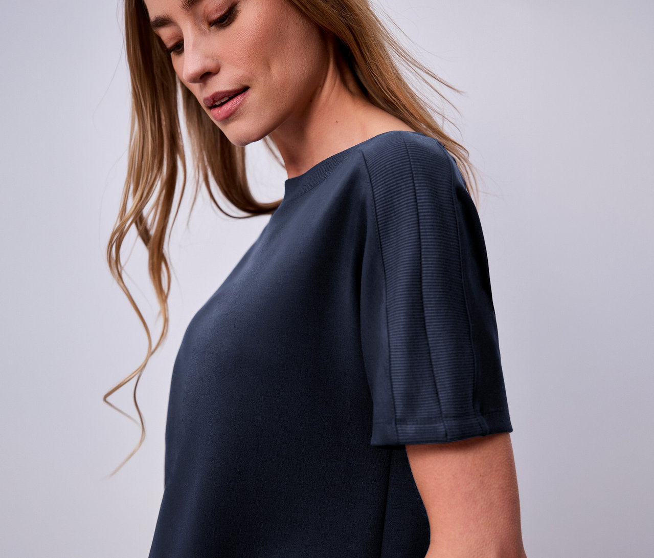 Kobieta ma na sobie granatową koszulkę Street One.