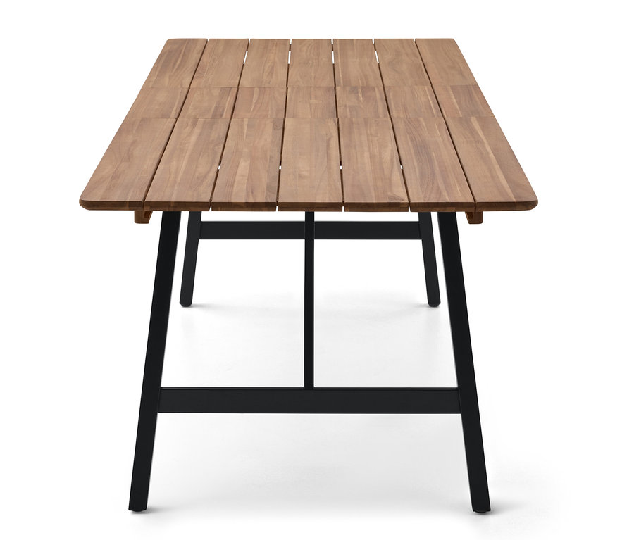Zbliżenie prostokątnego drewnianego stołu z czarnymi metalowymi nogami na białym tle.