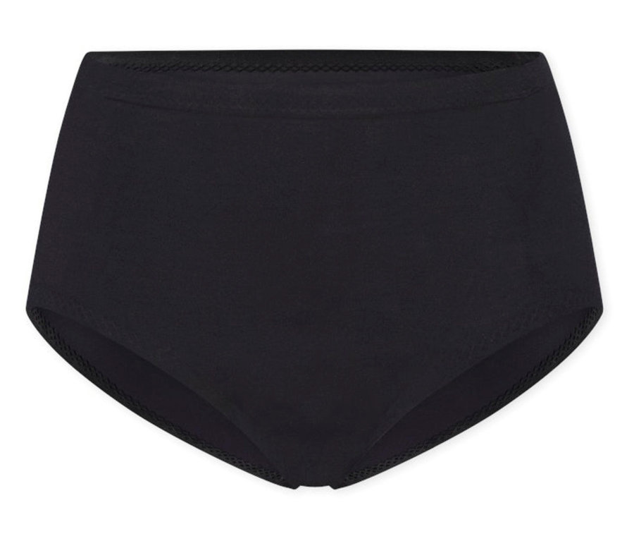 Czarne niewidoczne figi maxi SCHIESSER, leżące płasko na białym tle.