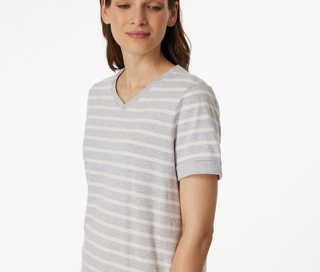 Kobieta ma na sobie piżamę 3/4 SCHIESSER w paski.