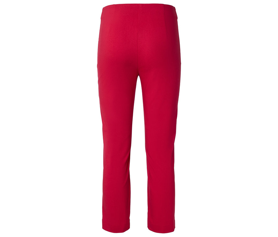 Czerwone spodnie materiałowe, sfotografowane od tyłu.