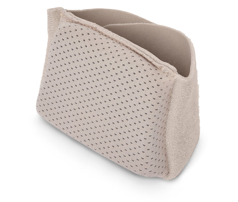 Beżowy materiałowy pojemnik do przechowywania w kropki na białym tle.