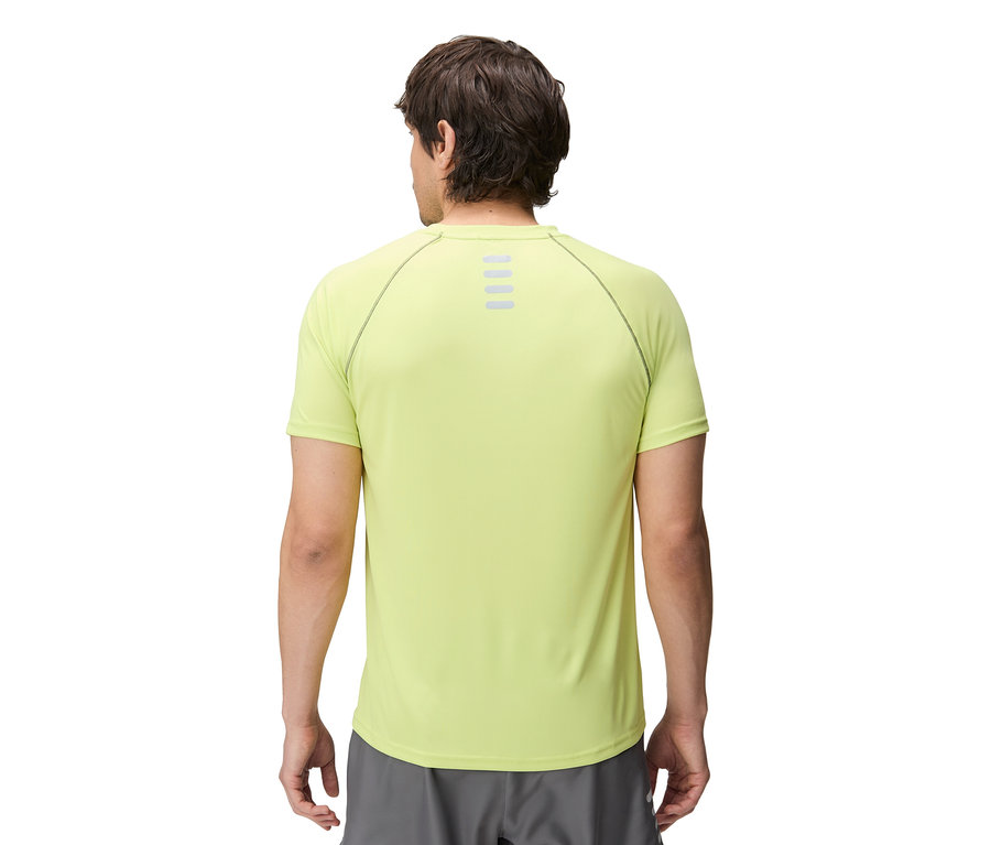 Widok z tyłu mężczyzny w jasnozielonej koszulce sportowej z odblaskowymi paskami i szarych szortach.