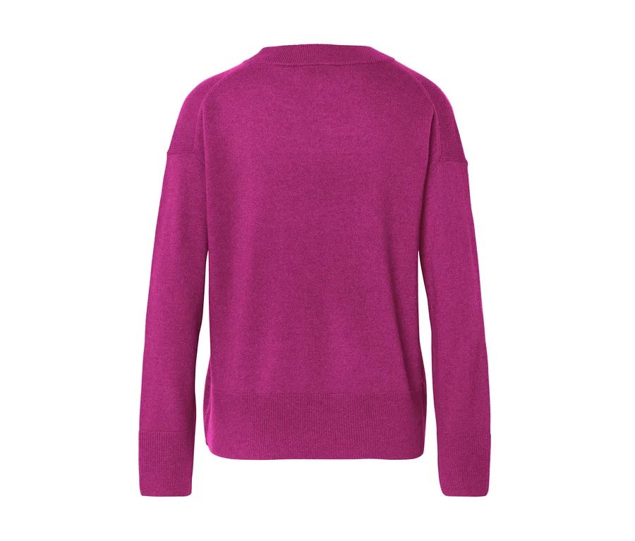 Sweter w kolorze magenta, widok z tyłu, z długimi rękawami, prążkowanymi mankietami i dołem.