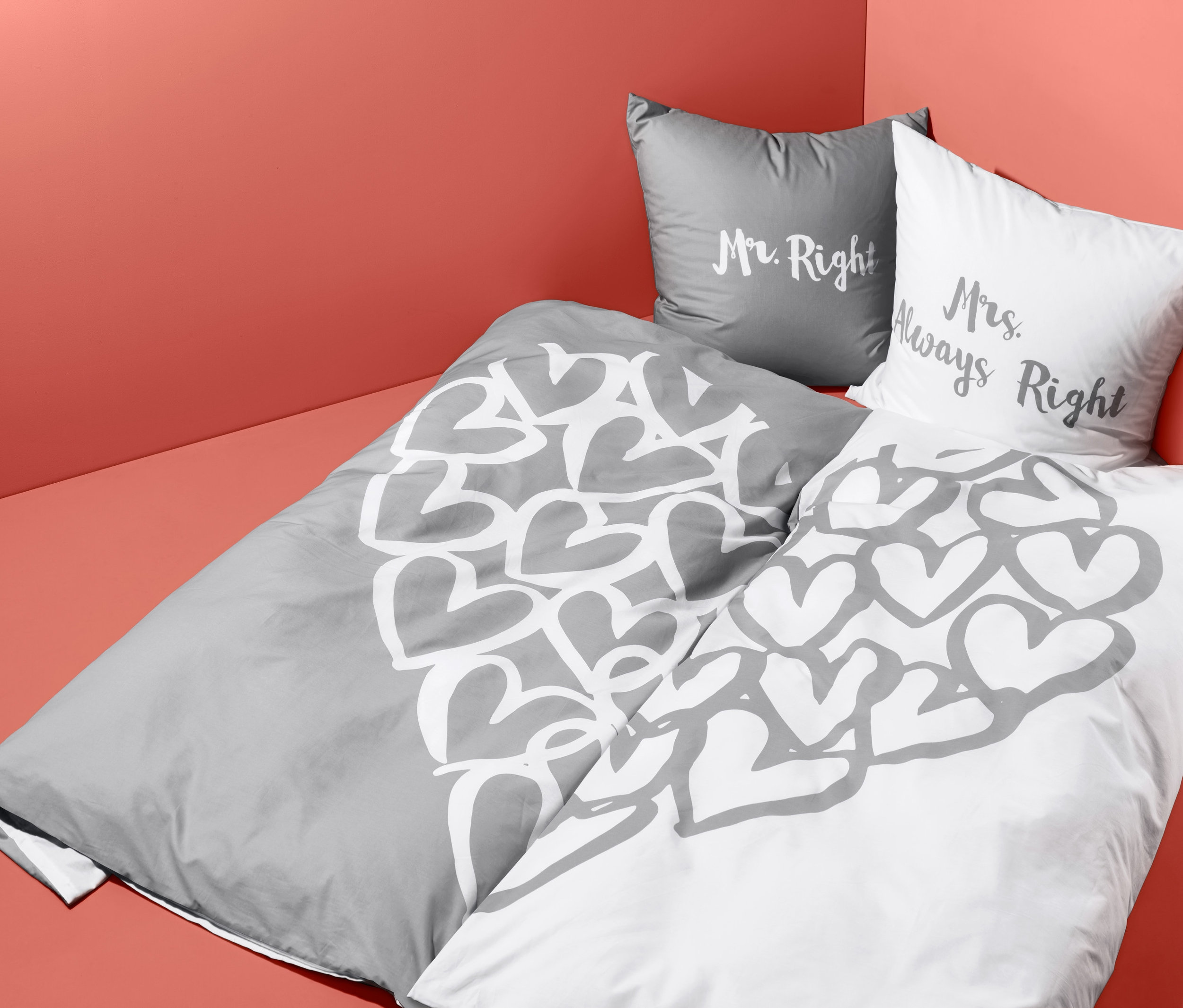 Dwa komplety dwustronnej pościeli dla dwojga w standardowym rozmiarze z motywem serc i poduszkami z napisami "Mr. Right" i "Mrs. Always Right".