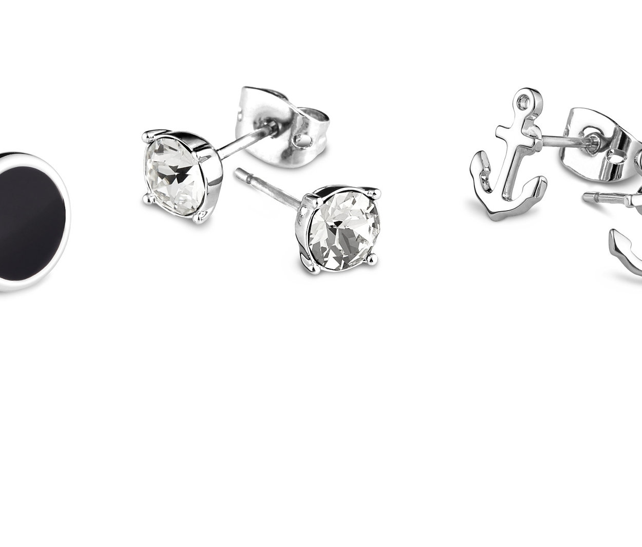 Zestaw kolczyków na sztyft: czarne kolczyki w kształcie kół, przezroczyste kolczyki i kolczyki w kształcie kotwicy.