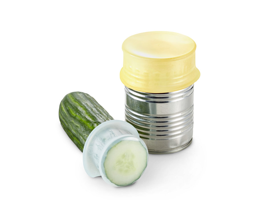 Ogórek zakryty silikonową nakładką leży obok puszki zakrytej żółtą Komplet 3 nakładek silikonowych na słoiki, butelki, puszki, owoce i warzywa.