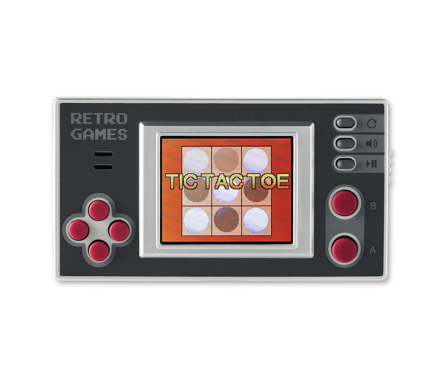 Zbliżenie na retro mini konsolę do gier z grą Kółko i krzyżyk na ekranie.