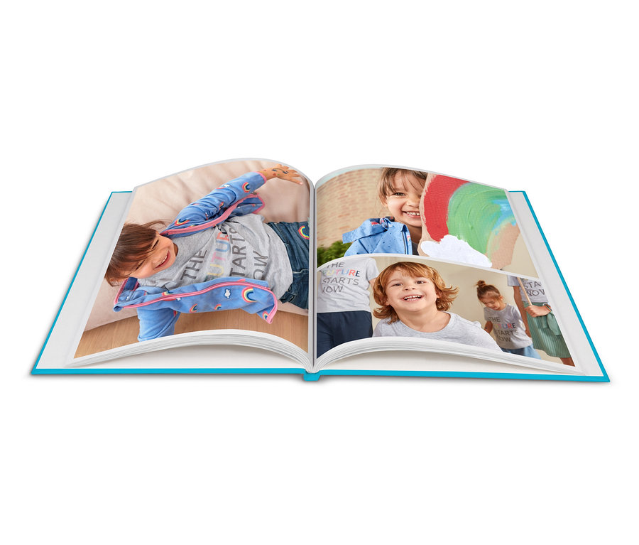 Otwarta książka ze zdjęciami dzieci, w tym dziecka w szortach jeansowych, bluzie z mikropolaru i koszulce „FUTURE”.