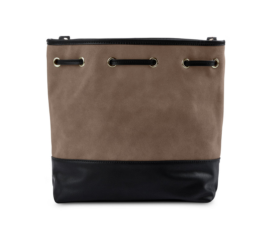 Brązowa torba na ramię z czarnymi detalami.