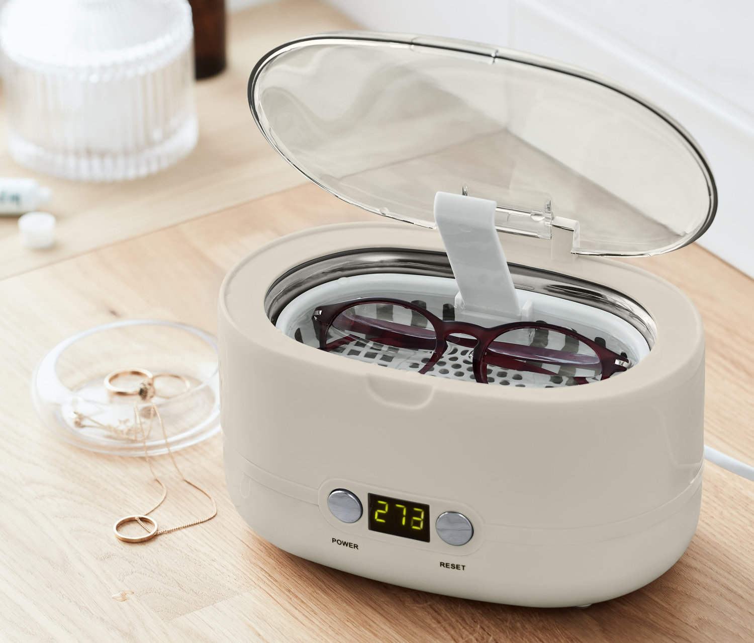 Okulary czyszczone w ultradźwiękowym urządzeniu oczyszczającym.