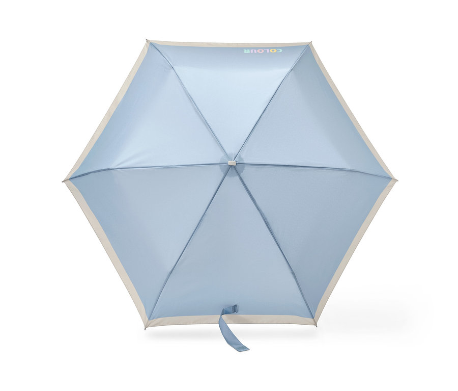 Jasnoniebieski parasol kieszonkowy.