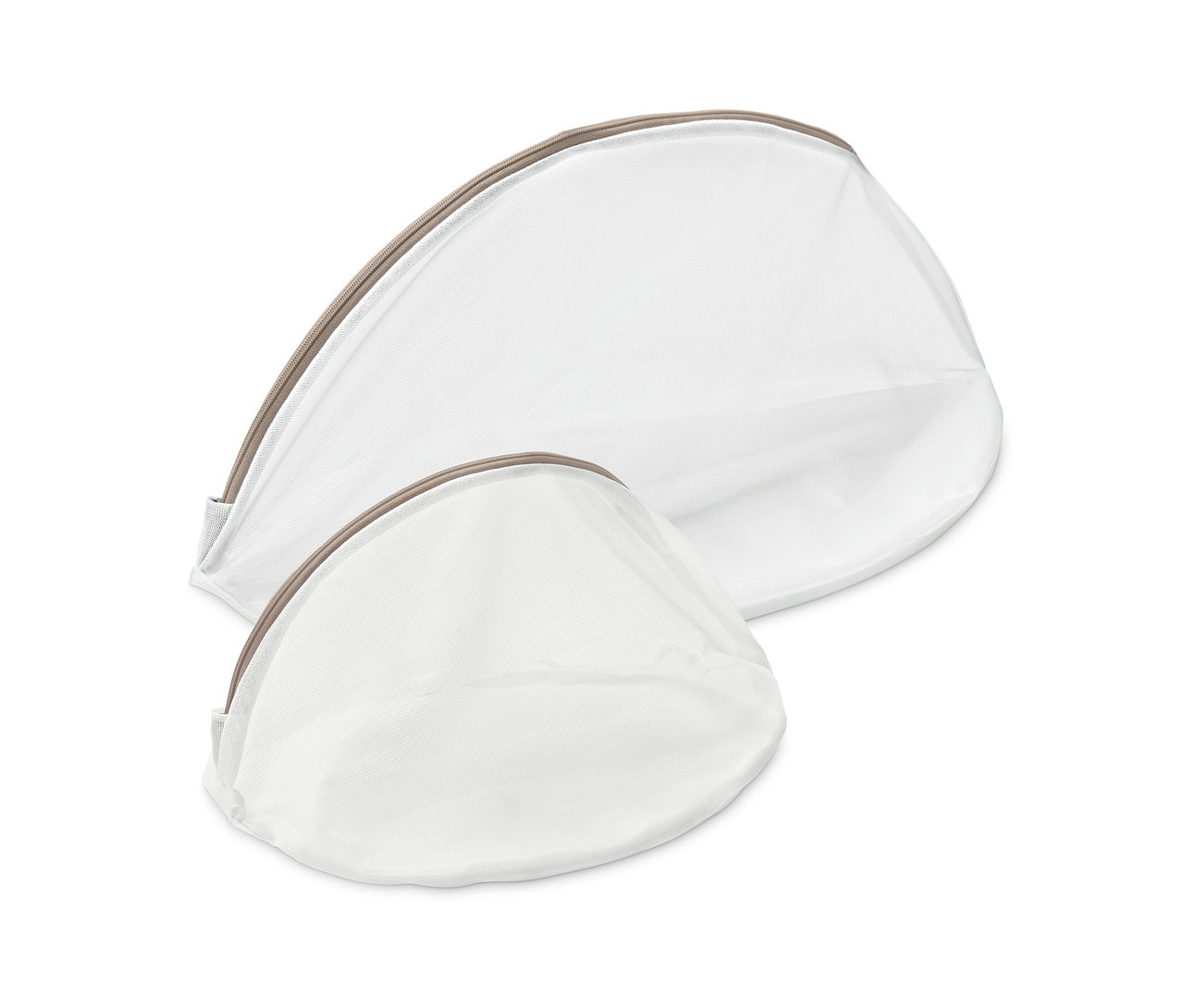 Dwa białe woreczki do prania.