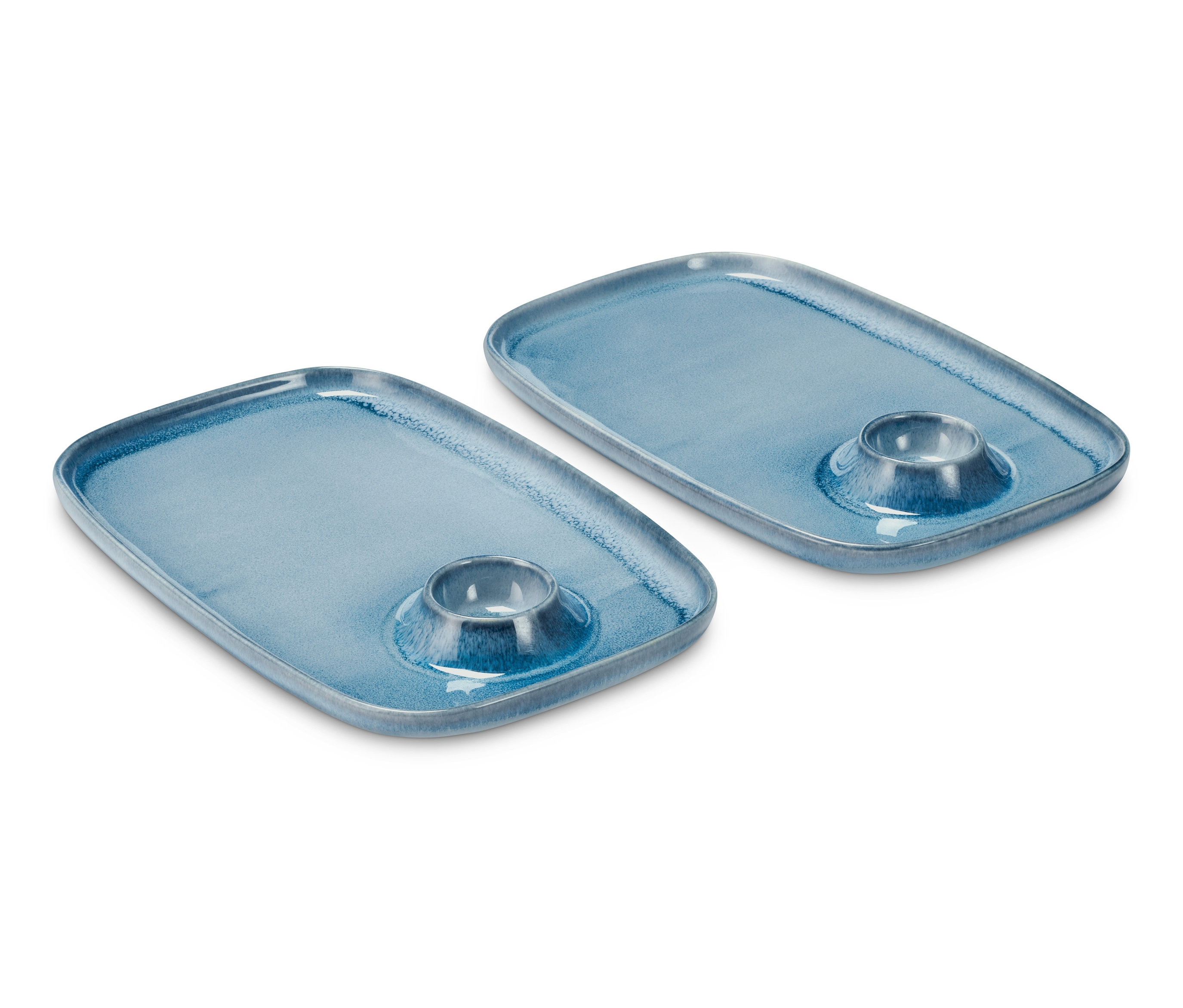 Dwa niebieskie talerze śniadaniowe.