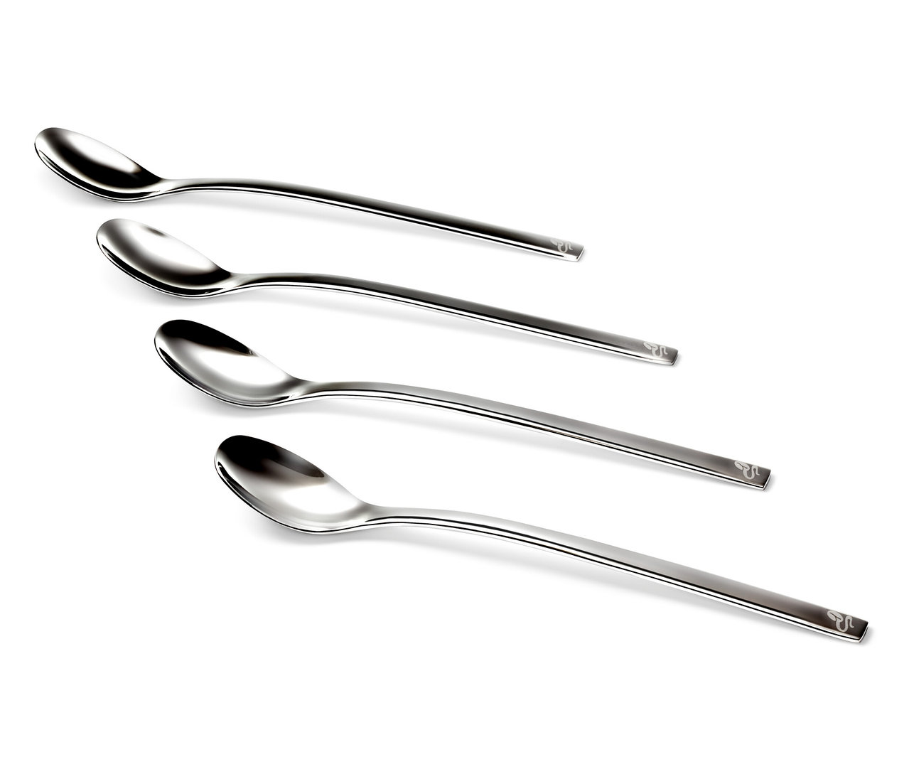 Cztery łyżeczki do latte macchiato, zestaw 4 szt., ułożone diagonalnie na białym tle.