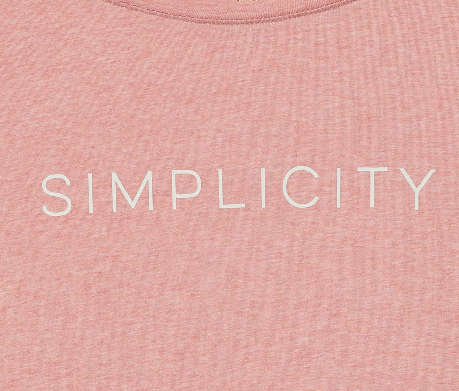 Zbliżenie na różową koszulę nocną z napisem SIMPLICITY.