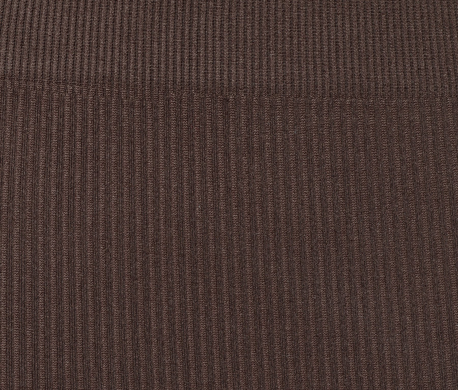 Zbliżenie na brązowe legginsy bezszwowe.