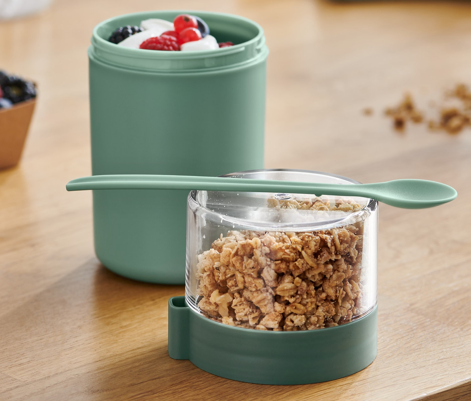 Widoczny pojemnik na jogurt z musli i owocami.