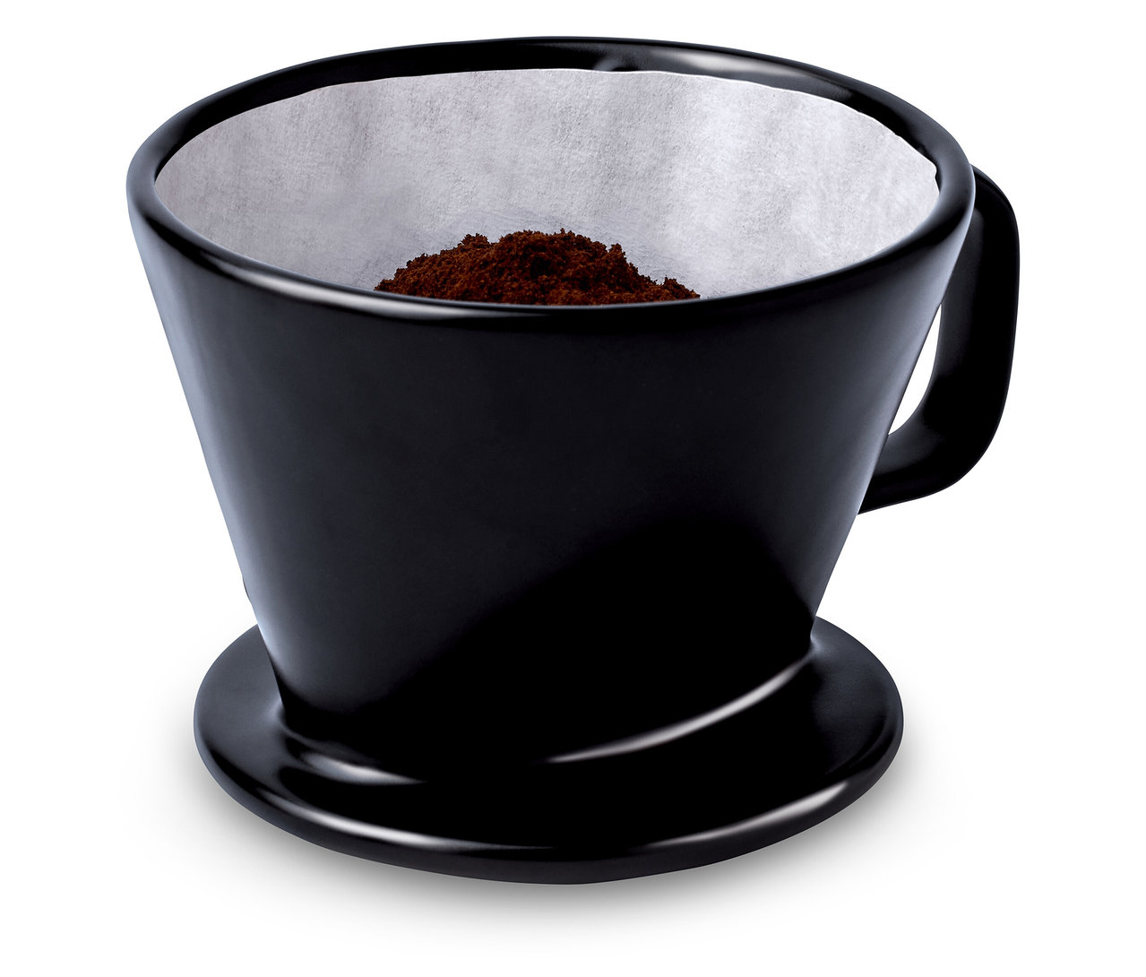 Czarny ręczny filtr do kawy, rozm. 2, z papierowym filtrem i fusami kawowymi.