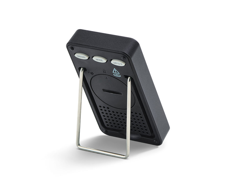 Zbliżenie na tył czarnego termometru pokojowego ze metalową podstawką.