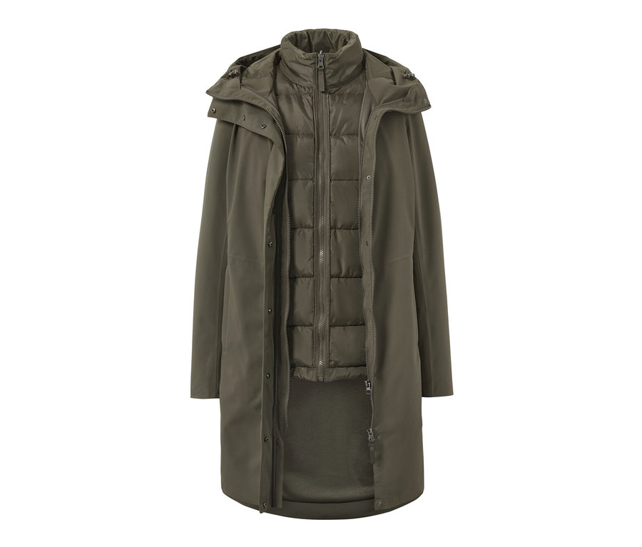 Widoczny jest oliwkowozielony płaszcz przeciwdeszczowy 3 w 1 z kamizelką.