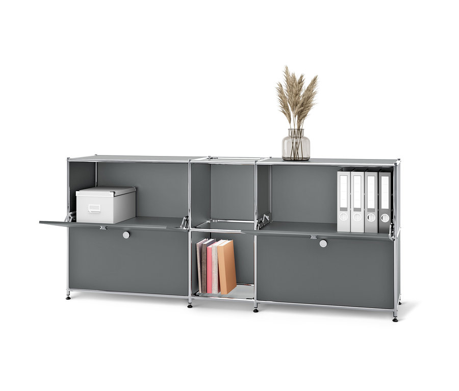 Szara metalowa szafka typu sideboard »CN3« z 4 klapami. Na szafce wazon z trawą pampasową, wewnątrz książki, segregatory i pudełko.