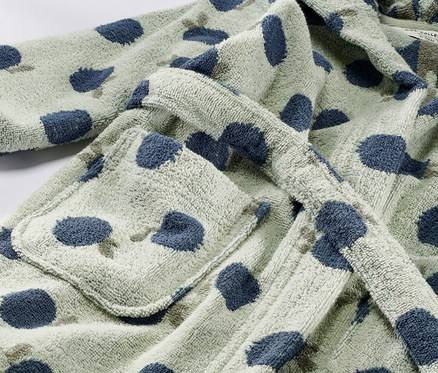 Zbliżenie na szlafrok dziecięcy w niebieskie kropki.