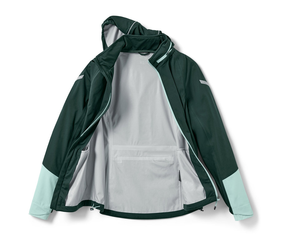 Rozpięta rowerowa kurtka przeciwdeszczowa, wewnątrz szara, na zewnątrz ciemnozielona z turkusowymi rękawami.