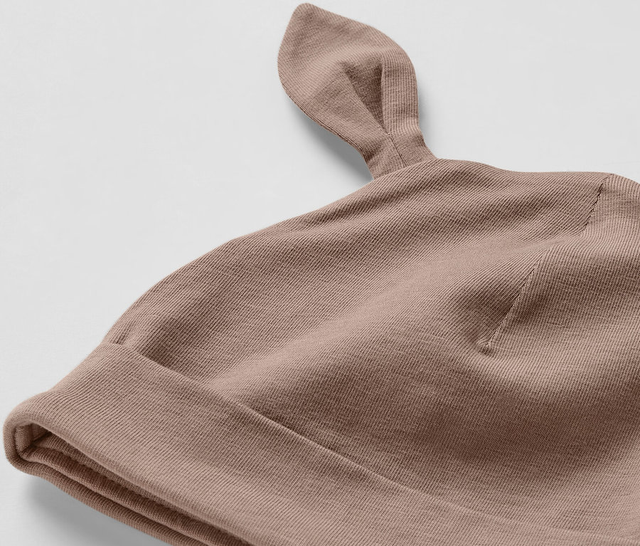 Zbliżenie na brązowy zestaw niemowlęcy z uszkami.